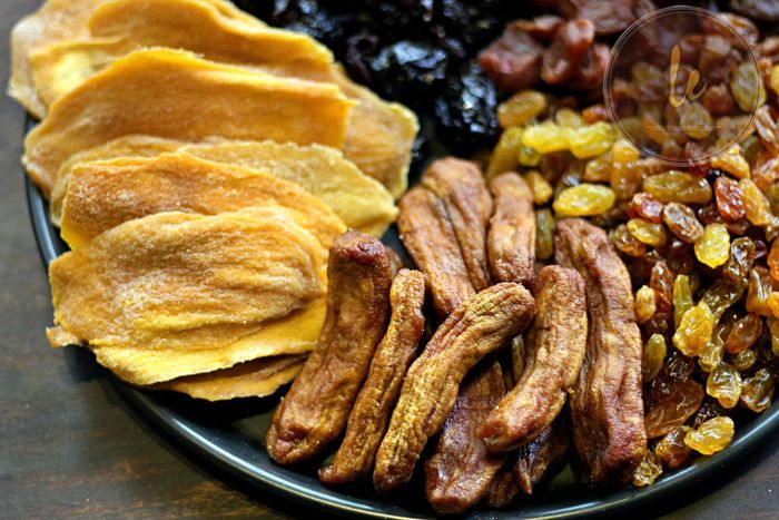 Trái cây sấy chỉ còn lại đường sau khi bị hút nước và tiêu thụ nhiều loại thực phẩm này rất dễ dẫn tới sâu răng.