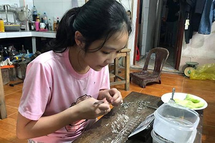 Nhiều hộ sản xuất phải huy động cả người nhà làm việc để tiết kiệm chi phí nhân công. Ảnh: Q.H