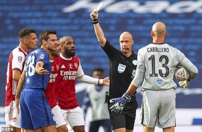Sai lầm của Azpilicueta (áo xanh) khiến Chelsea trả giá. 