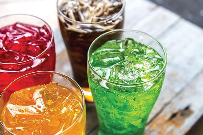 Nước ngọt có ga với nhiều màu sắc, hương vị thường được nhất là trẻ em yêu thích