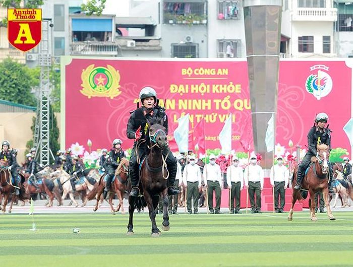 Các Kỵ binh biểu diễn thành thục màn phi nước đại tại Đại hội khỏe “Vì an ninh Tổ quốc” lần thứ VIII