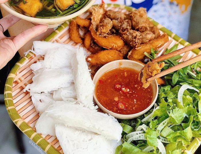  Bún cá chấm lòng cá chiên giòn là món ăn mới mẻ, ít người biết tới ở Hà Nội. Món ăn gồm có bún, cá rán, lòng cá chiên giòn, chả cá, rau sống, nước dùng và nước chấm. Bạn có thể lựa chọn bún chan, bún lá chấm hoặc bánh đa đỏ. Nước dùng của món ăn có vị thanh nhẹ. Phần lòng cá khiến món ăn trở nên đặc biệt hơn với lớp bột mỏng phủ ngoài tạo độ giòn, bên trong dai sần sật. Ảnh: Khanhhuyenh2. 