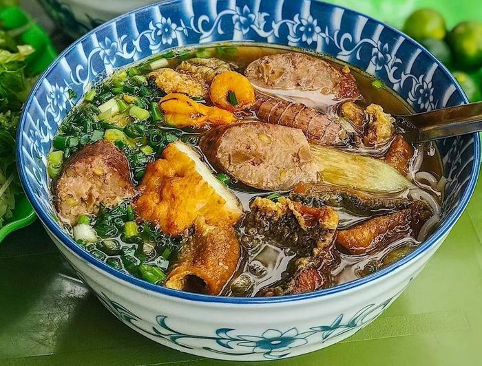  Nhắc tới bún cá cay Hải Phòng, thành phần không thể thiếu để tạo sự riêng biệt cho món ăn là hải sản. Món ăn này sinh ra để dành riêng cho những tín đồ yêu bún cá, mê đồ biển. Bát bún cá cay đến từ thành phố biển cần có đủ topping cá, chả mực, lòng cá, dồi cá, tôm, bề bề... Giá từ 35.000-55.000 đồng/bát. Ảnh: Thuyseatbook_. 