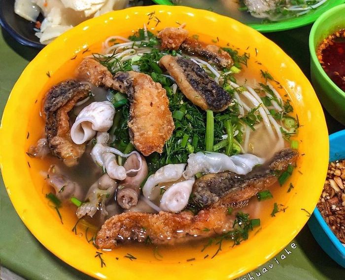  Đổi vị với bát bún cá lòng là gợi ý cho những tín đồ mê bún cá để đỡ nhàm chán. Món ăn này thường gồm bún, nước chan, rau cần, bóng cá, dạ dày. Cá phải được rán trực tiếp trên chảo dầu, sao cho lớp da giòn rụm, phần thịt bên trong vẫn mềm thơm. Khi thưởng thức, để hương vị ngon hơn, bạn nên ăn kèm măng muối cay ngọt. Ảnh: Bachuaviahe. 