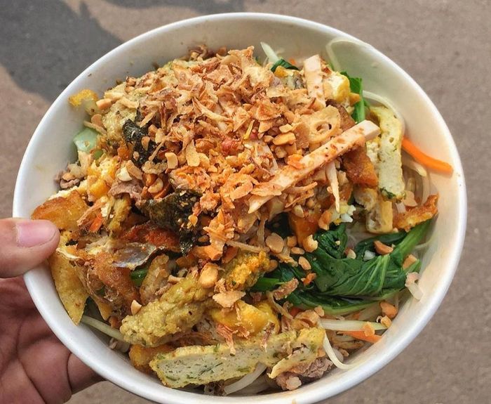 Bát bún cá trộn đầy đặn gồm nhiều loại topping khác nhau như chả lá lốt thịt heo, cá chiên, giò thái xợi, chả cá, đậu rán, lạc rang, hành khô, nộm đu đủ và cà rốt. Hương vị ngon, suất ăn đầy đặn và giá cả hợp lý là những lý do khiến giới trẻ Hà thành mê mẩn món ăn này. Giá từ 25.000-30.000 đồng/bát. Ảnh: _troosismeee. 