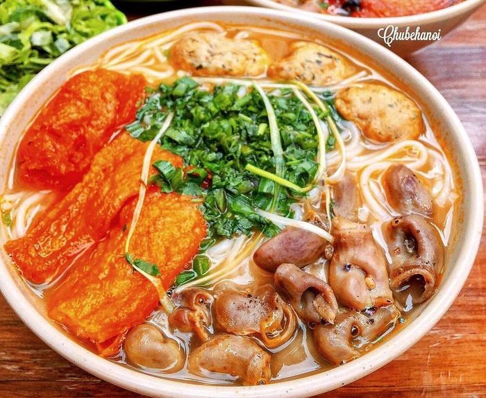  Bún lòng cá cay là lựa chọn hấp dẫn của nhiều người vào những ngày Hà Nội đổ mưa. Món ăn được lòng nhất bởi vị đậm đà và cay nồng đúng như tên gọi. Bạn có thể chọn loại topping mình thích như cá bông, cá thu, chả cá, lòng cá hoặc tô thập cẩm với đủ vị để thêm vào bát bún. Giá món ăn từ 35.000-55.000 đồng/bát. Ảnh: Chubehanoi. 