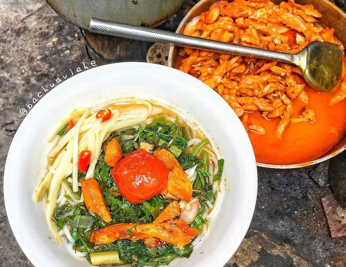  Bún cá trộn Thái Bình cũng thu hút người dân thủ đô bởi cách chế biến và hương vị khác lạ. Đặc sản nổi tiếng đến từ quê lúa được làm từ những nguyên liệu bún, rau, tóp mỡ, cá, măng... Điều khác biệt dễ nhận thấy nhất của món ăn này là sợi bún to hơn bình thường. Cá rán không được bở, vàng ruộm và giòn. Giá khoảng 30.000 đồng/bát. Ảnh: Bachuaviahe. 