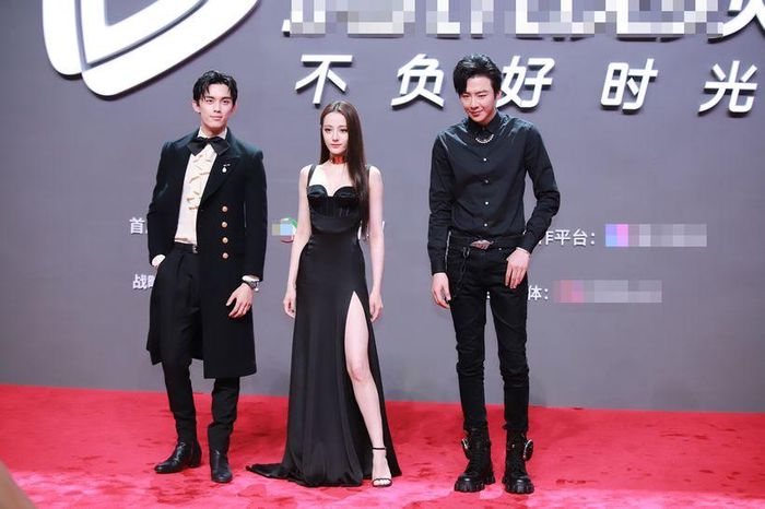 Địch Lệ Nhiệt Ba gây sốt Weibo khi khoe đôi chân thon cùng thần thái sắc xảo
