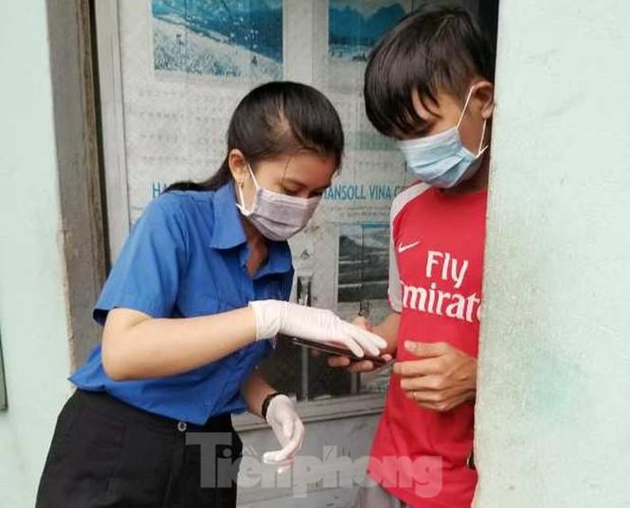 Đoàn viên đến từng phòng trọ để hướng dẫn công nhân phòng, chống dịch