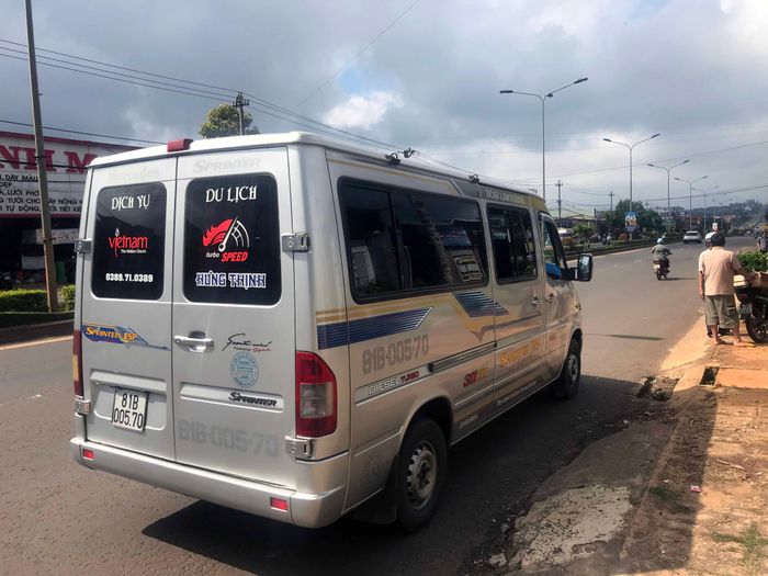 Chiếc xe của nhà xe Dịch vụ Du lịch Hưng Thịnh bị xử phạt khi đang dừng đón khách ở Gốc Vông. Ảnh: Lê Văn Ngọc