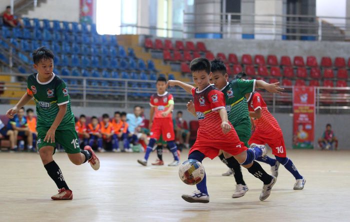 Em Hiếu ghi bàn trong trận gặp Nhi đồng Điện Biên (Ảnh: Quốc Đại)