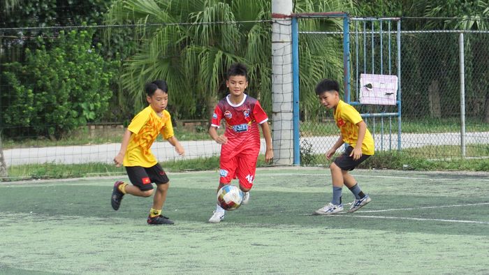 Em Nguyễn Hoàng Cường thi đấu ở vị trí tiền vệ
