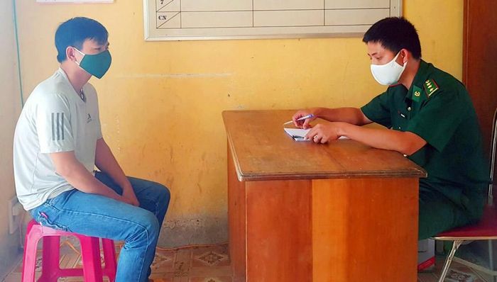 BĐBP Đồn Ga Ry lấy lời khai Nguyễn Bá Thắng.