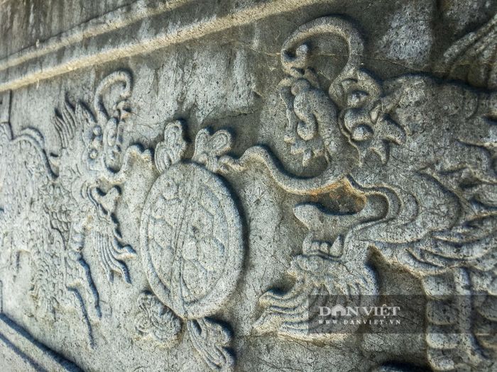  Hai bên đường thần đạo vào khu sinh phần, mỗi bên đặt một hương án khá rộng, mặt hương án được bào soi và khắc gờ chỉ công phu. Đặt trên mỗi thân hương án là một khối đá hình tứ giác, chạm trổ “long mã hý cầu”. 