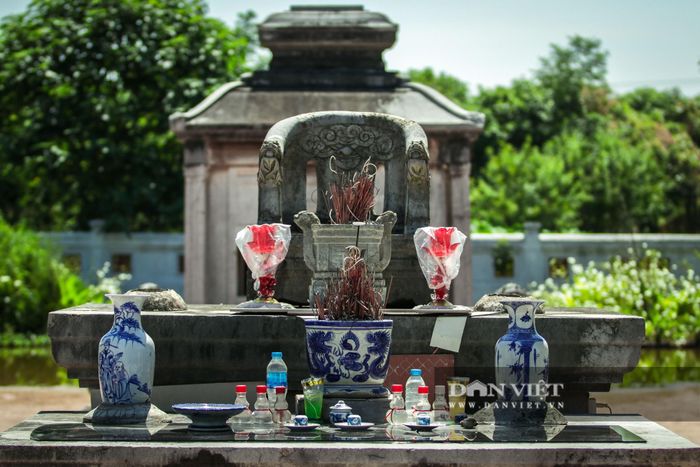  Chiếc ngai bằng đá được đặt ở giữa lăng mộ có hình một chiếc ghế đá có tay đầu rồng. 