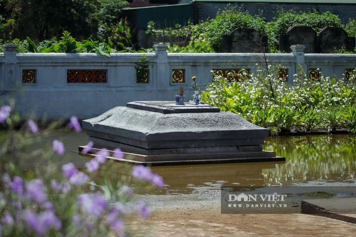  Mộ phần Quận Vân - nhân vật chính của lăng mộ đá cổ nằm ở phía trên cùng sau nhà bia. Nhà mộ hình mui rùa nhưng có chóp đỉnh và hình bốn mái. Phần thân mộ nằm chìm dưới lòng đất, đã từng được khai quật để làm sáng tỏ những bí mật bên trong. 
