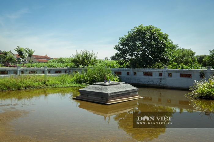  Đồng thời, những dấu mốc lịch sử để lại cho thấy lăng mộ này đã từng bị chôn vùi thêm nữa sau lần vỡ đê trong trận lũ lịch sử khác vào năm 1914. 