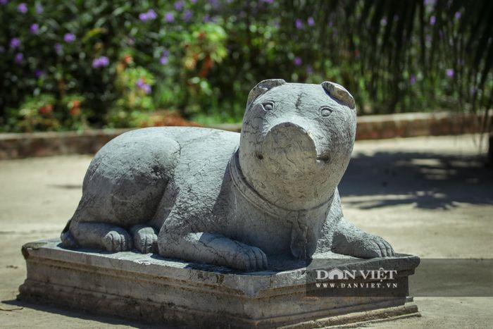  Đáng chú ý ở lăng mộ đá này, chính là những linh vật được người xưa tạo tác, trong đó có cặp chó đá với khuôn mặt hiền lành, được làm vô cùng đơn giản, không có bất cứ họa tiết cầu kỳ nào. Trong khi đó đôi nghê trước cửa nhà bia được điêu khắc tinh xảo hơn với miệng ngậm châu ngọc, đầu và cổ được chạm khắc hình vân xoắn. 