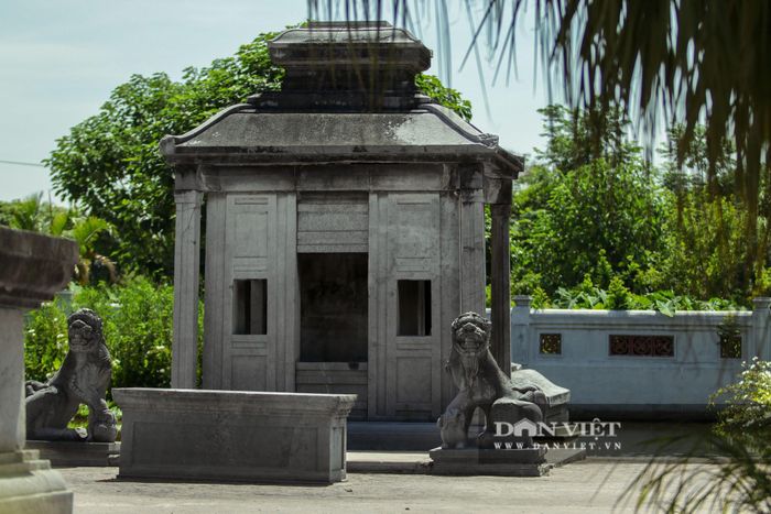  Toàn bộ khu lăng rộng khoảng 960 m2 được chia làm 3 phần: cổng lăng, khu sinh phần, nhà bia. Nhà bia có 4 cột ở 4 góc là trụ đỡ cho mái vòm đá cong. Mỗi đường điêu khắc còn hiển hiện rõ rệt, không một nét mờ. Bên trong có một tấm bia cỡ lớn, trên cao 2m, được dựng tháng 11-1733 (Long Đức thứ 2). 