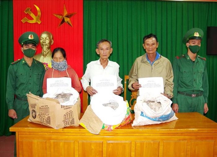 Các đối tượng cùng tang vật. Ảnh: Châu Thành