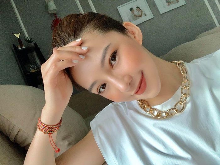 Tháng 9/2019 nữ diễn viên sinh năm 1991 gây sốc khi công bố toàn bộ ảnh gương mặt biến dạng trong quá trình phẫu thuật thẩm mỹ tại Hàn Quốc.