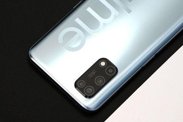 Realme V5 sở hữu 4 camera sau. Trong đó, cảm biến chính 48 MP, khẩu độ f/1.8 cho khả năng lấy nét theo pha. Ống kính thứ hai 8 MP, f/2.3 với góc rộng 119. Cảm biến macro cùng ống kính chiều sâu cùng có độ phân giải 2 MP, f/2.4. Bộ tứ này được trang bị đèn flash LED, quay video 4K.