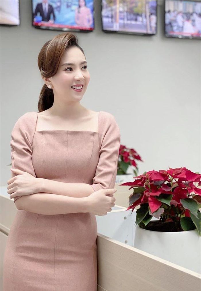 Để diện đẹp kiểu tóc buộc đuôi ngựa mà không bị chê "cưa sừng làm nghé", các chị em nên hơi đánh rối phần tóc trên đỉnh đầu. Đặc biệt là nên diện trang phục sáng màu, tối giản phụ kiện như MC Mai Ngọc.