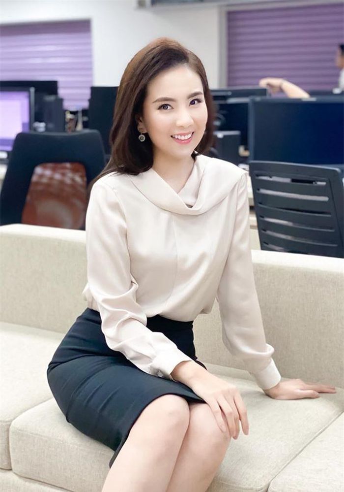 Thay đổi đôi chút thì cô lại đổi sang kiểu tóc xõa để lệch 1 bên vai, uốn xoăn bồng bềnh. Kiểu tóc này giúp cô thanh lịch và quý phái hơn nhưng không hề bị già đi chút nào.