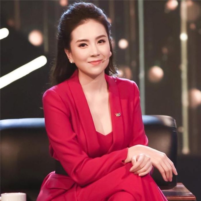 Bắt trend như bao cô nàng khác, Mai Ngọc cũng thích tóc buộc thấp cũng là chiêu làm tóc đơn giản, thanh lịch phù hợp với các chị em công sở.
