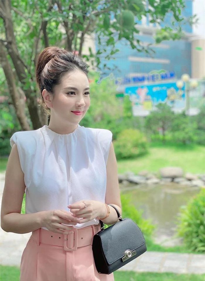 Vẫn là kiểu tóc xõa uốn xoăn nhẹ nhàng nhưng chỉ cần thêm 1 chiếc cặp lệch một bên mái là đã sang xịn hơn rất nhiều, kiểu tóc này còn tạo hiệu ứng khiến gương mặt trông thanh thoát, nhỏ nhắn hơn và cảm giác tôn lên vẻ đẹp của cô.