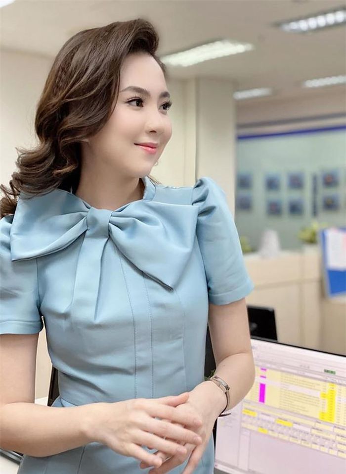 Nếu muốn xây dựng hình ảnh trưởng thành, mặn mà đằm thắm các chị em có thể học Mai Ngọc chiêu buộc tóc nửa đầu, uốn phồng phần mái. Riêng phần tóc xõa phía sau có thể để thẳng hoặc uốn xoăn nhẹ cũng đêùcảm thấy ổn hết. Đây là kiểu tóc thông dụng cũng được nàng MC áp dụng thường xuyên.