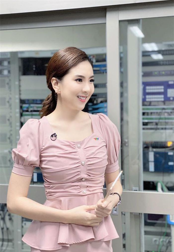 Vẫn là tóc buộc thấp nhưng có khi MC Mai Ngọc lại uốn bồng phần mái tạo cảm giác mới lạ, cổ điển đem đến sự nổi bật vô cùng.