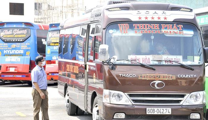 Tất cả tài xế, nhân viên phục vụ, hành khách đều phải đeo khẩu trang đúng cách trong nhà ga và trên các xe. Trong ảnh: Xe khách chạy hợp đồng tại Bến xe Biên Hòa (Ảnh: tư liệu - T.Hải)