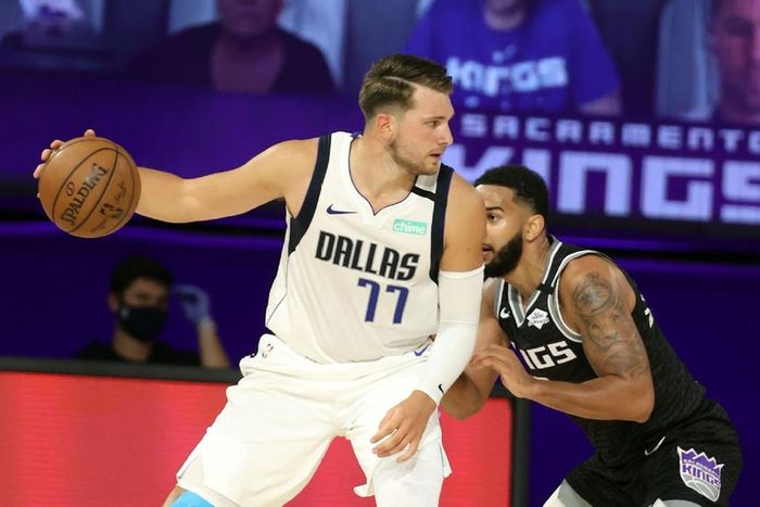 Hậu vệ 21 tuổi tỏ ra không hài lòng dù Mavericks giành chiến thắng. "Chúng tôi chơi một trong những trận đấu tệ nhất nhưng vẫn thắng. Chúng tôi đã chơi không tốt. Dù vậy, tôi vẫn tự hào về chiến thắng này", Doncic chia sẻ. 