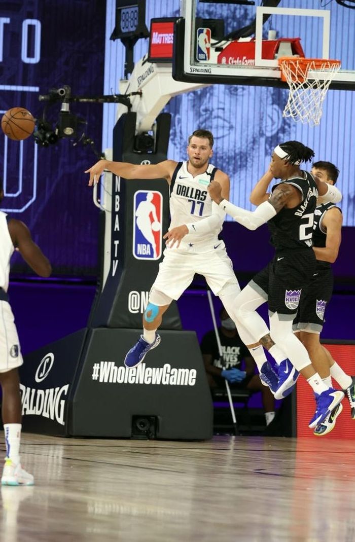 Cựu ngôi sao Real Madrid kết thúc trận đấu với 34 điểm, 20 rebound và 12 kiến tạo trong 44 phút thi đấu. 20 rebound cũng là thành tích cao nhất mà Doncic có được trong một trận đấu. 