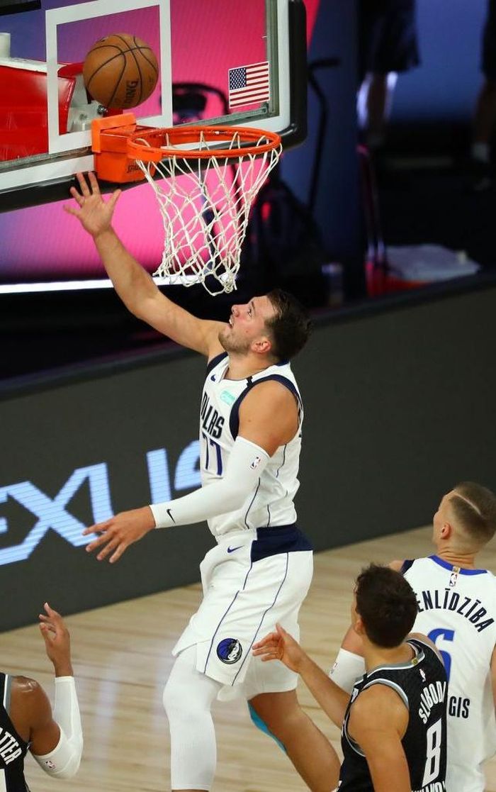 Doncic tiến bộ vượt bậc trong mùa giải thứ 2 thi đấu ở NBA. Anh là ứng viên cho danh hiệu MVP (cầu thủ hay nhất) mùa này với trung bình 28,9 điểm, 9,3 rebound và 8,8 kiến tạo sau 56 trận.