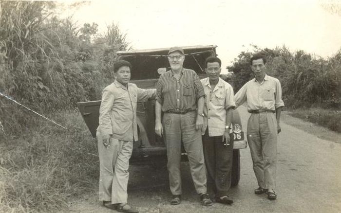 Nhạc sĩ Đỗ Nhuận với thầy giáo Phêrê (Liên Xô) năm 1968. Ảnh do gia đình nhạc sĩ cung cấp