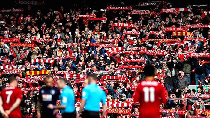 Các CĐV trên sân Anfield mùa trước, mùa mà Liverpool trở thành đội á quân giành nhiều điểm nhất trong lịch sử Premier League, 97 điểm