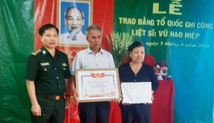 Trao Bằng Tổ quốc ghi công cho thân nhân đồng chí Vũ Hào Hiệp. Nguồn: Báo Long An