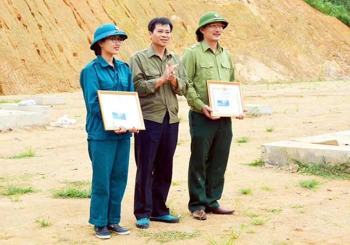 Ban Tổ chức trao Giấy khen cho 2 chiến sĩ tự vệ đạt loại giỏi trong bài kiểm tra bắn súng tiểu liên AK.