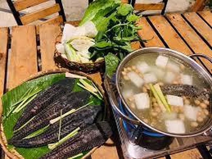 Ngoài những món nướng, hầm nước dừa và làm khô, người miền Tây còn linh hoạt chế biến thêm nhiều món ngon khác như chiên, kho tiêu hay nấu lẩu. Ảnh: Internet.