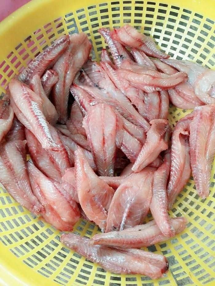 Để làm món khô cá lau kiếng thơm ngon hấp dẫn, người dân phải thực hiện qua nhiều bước. Cá sau khi bắt về sẽ được sơ chế sạch sẽ, lột bỏ toàn bộ lớp da bên ngoài và ruột bên trong. Sau đó, cá sẽ được tẩm ướp thêm các loại gia vị như muối, ớt, bột ngọt, tiêu, đường,… tùy khẩu vị rồi mang đi phơi.