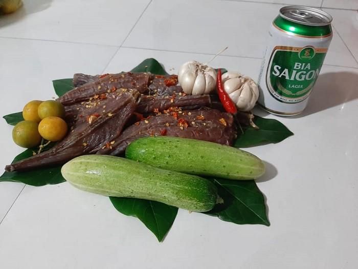 Khô cá lau kiếng: Ở miền Tây, đặc biệt là Cần Thơ đang có món khô cá lau kiếng khá nổi tiếng. Những người từng thưởng thức qua món khô này đều tấm tắc khen ngon, ví món khô này ngon như thịt khô gà.