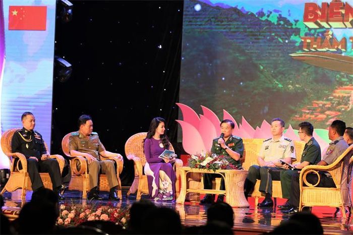 Đại diện lực lượng bảo vệ biên giới các nước Việt Nam, Trung Quốc, Lào, Campuchia, Thái Lan và Myanmar chia sẻ kết quả hợp tác biên giới tại Chương trình giao lưu “Biên cương thắm tình hữu nghị” lần thứ 3-2018. Ảnh: Nguyễn Bích