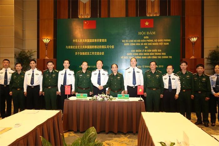 Đồng chí Đỗ Danh Vượng, Chính ủy BĐBP, Trưởng đoàn đại biểu Bộ Tư lệnh BĐBP Việt Nam (thứ 6 từ phải sang) và đồng chí Triệu Xương Hoa, Phó Cục trưởng Cục Quản lý Di dân Quốc gia Trung Quốc, Trưởng đoàn đại biểu Cục Quản lý Di dân Quốc gia Trung Quốc (thứ 7 từ phải sang) tại hội đàm về tăng cường giao lưu công tác chính trị năm 2019. Ảnh: Hà Thu