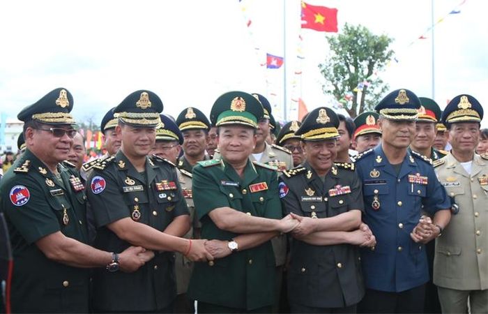Lãnh đạo Bộ Tư lệnh BĐBP cùng Đoàn đại biểu cấp cao Campuchia (bao gồm các tướng lĩnh thuộc Bộ Tư lệnh Lục quân Quân đội Hoàng gia Campuchia; Bộ Tư lệnh Hiến binh Quân đội Hoàng gia Campuchia; Tổng cục Công an Quốc gia Campuchia; Tổng cục Di trú, Bộ Nội vụ Vương quốc Campuchia; Bộ Tổng Tư lệnh Quân đội Hoàng gia Campuchia) sang Việt Nam tham dự chương trình Giao lưu hữu nghị biên giới Việt Nam-Campuchia năm 2019 tổ chức tại An Giang. Ảnh: Đăng Bảy