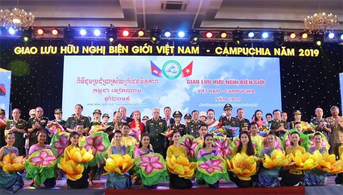 Thượng tướng Nguyễn Chí Vịnh, Ủy viên Trung ương Đảng, Ủy viên Thường vụ Quân ủy Trung ương, Thứ trưởng Bộ Quốc phòng (đứng giữa) cùng các đại biểu dự Tọa đàm giao lưu “Chung dòng Mê Kông” trong khuôn khổ Chương trình Giao lưu hữu nghị biên giới Việt Nam - Campuchia năm 2019. Ảnh: Hải Luận