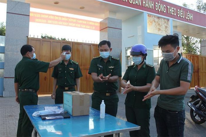 Cán bộ BĐBP Tiền Giang được kiểm tra thân nhiệt và rửa tay sát khuẩn trước khi ra vào đơn vị để đảm bảo an toàn. Ảnh: Đoàn Phát