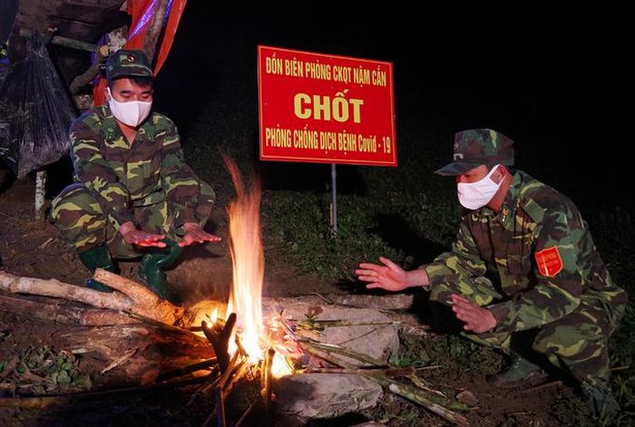 Trong điều kiện thời tiết khắc nghiệt ở vùng núi cao, cán bộ, chiến sĩ Đồn Biên phòng cửa khẩu quốc tế Nậm Cắn, BĐBP Nghệ An luôn khắc phục khó khăn để hoàn thành tốt nhiệm vụ. Ảnh: Hải Thượng