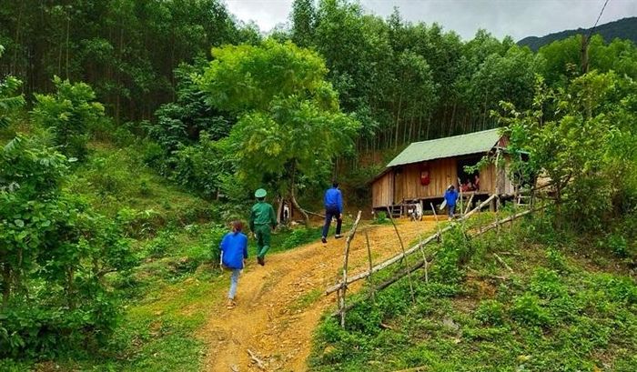 Lực lượng đoàn viên, thanh niên 2 đơn vị đi bộ đến tận từng nhà dân ở vùng sâu, vùng xa để tuyên truyền. Ảnh: Thành Phú